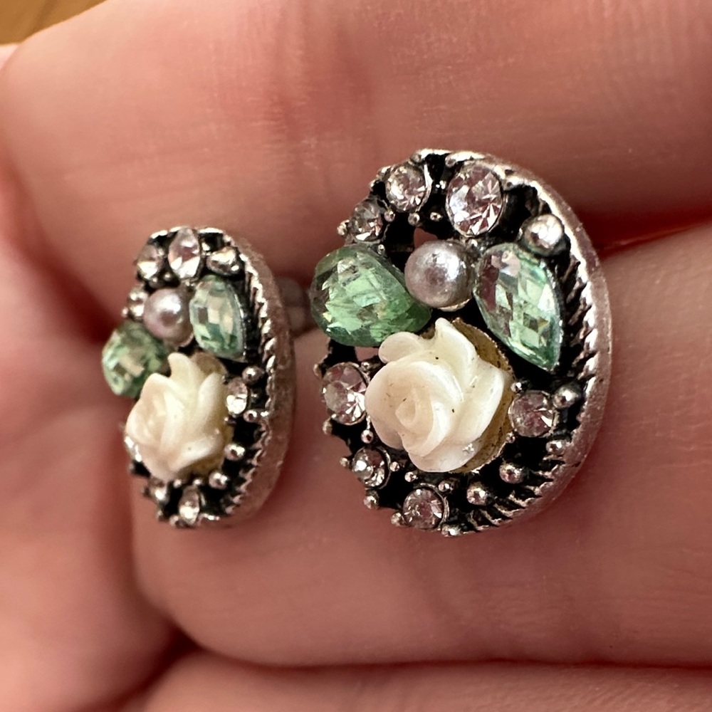 NWOT Elegant Floral and Gem Stud Earrings 🌺 - Picture 4 of 5